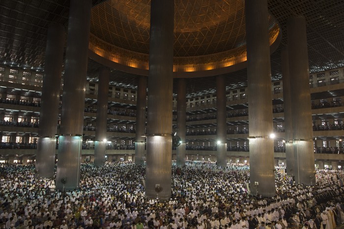 Jemaah melakukan swafoto usai  pelaksanaan Salat Iduladha 1438 H di Masjid Istiqlal, Jakarta, Jumat (1/9). Tema khutbah kali ini adalah Idul Adha dan Semangat Rekonsiliasi Nasional. ANTARA FOTO/Rosa Panggabean/foc/17.