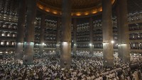 Wapres Jusuf Kalla, Ketua MPR Zulkifli Hasan, dan Gubernur DKI Djarot Saiful Hidayat ikut salat Idul Adha di Masjid Istiqlal (Foto: ANTARA FOTO/Rosa Panggabean)