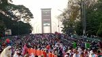 Saat Jemaah Salat Idul Adha Menyemut di Jembatan Ampera
