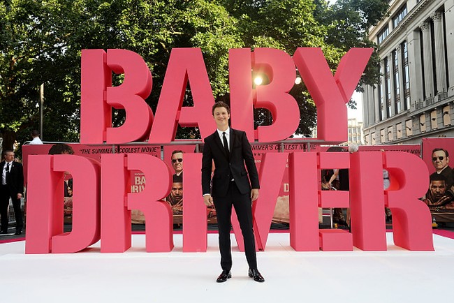 Ansel Elgort memiliki tubuh bak model catwalk. Tinggi badannya mencapai 193 cm.  Foto: Dok. Getty Images, Instagram