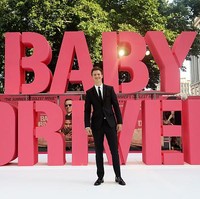 Ansel Elgort memiliki tubuh bak model catwalk. Tinggi badannya mencapai 193 cm.  Foto: Dok. Getty Images, Instagram