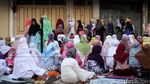 Foto: Umat Islam Salat Idul Adha di Jalanan Kawasan Jatinegara