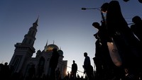 Salat Idul Adha berlangsung sangat khusyuk. Foto: REUTERS/Maxim Shemetov