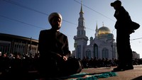 Salat Idul Adha dipimpin oleh seorang Imam masjid setempat. Foto: REUTERS/Maxim Shemetov