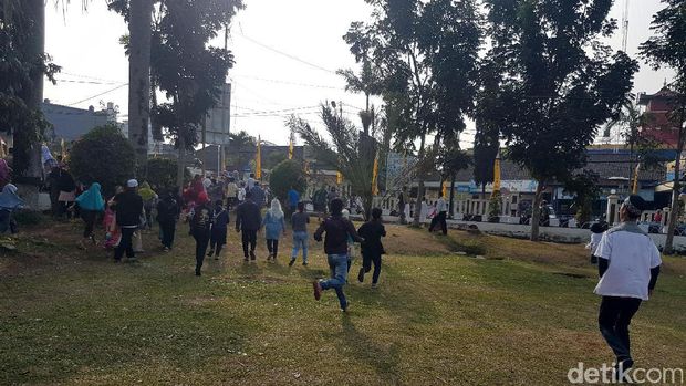 Saat Warga Sukabumi Berlarian Iringi Perjalanan Mobil Jokowi