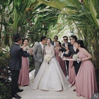 Dion Wiyoko dan Fiona Anthony tersenyum bahagia usai resmi menikah di Bali. Pernikahan mereka digelar secara intim atau hanya mengundang orang-orang terdekat. Meskipun digelar secara intim, bukan berarti Dion dan Fiona tidak bekerja keras untuk mempersiapkan pernikahan mereka. Kami tidaklah beda dengan pasangan-pasangan lain yang harus bekerja keras untuk mempersiapkan hari pernikahan kami,” tulis keduanya dalam blog bersama bakepack.id. Foto: Dok. TheBridebestFriend Instagram/Nomina Pics