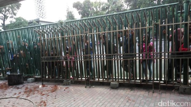 Warga memadati tempat pemotongan hewan kurban di Masjid Istiqlal.