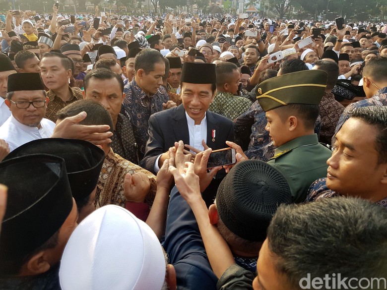 Jokowi Serahkan Sapi Benggala 1,2 Ton ke Masjid Agung Sukabumi