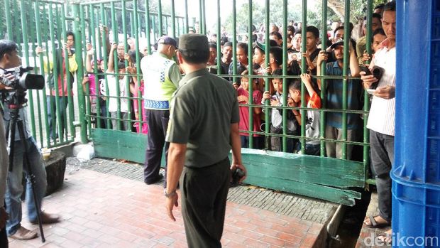 Warga memadati tempat pemotongan hewan kurban di Masjid Istiqlal.