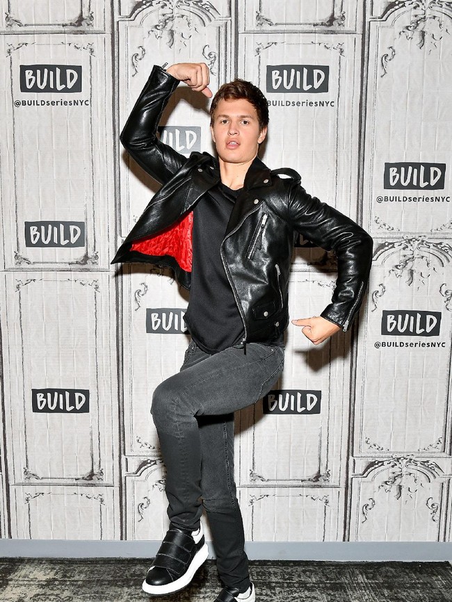 Kepiawaian Ansel Elgort dalam bernyanyi sudah dituangkannya dalam sebuah single berjudul Thief yang dirilisnya pada Februari 2017.  Foto: Dok. Getty Images