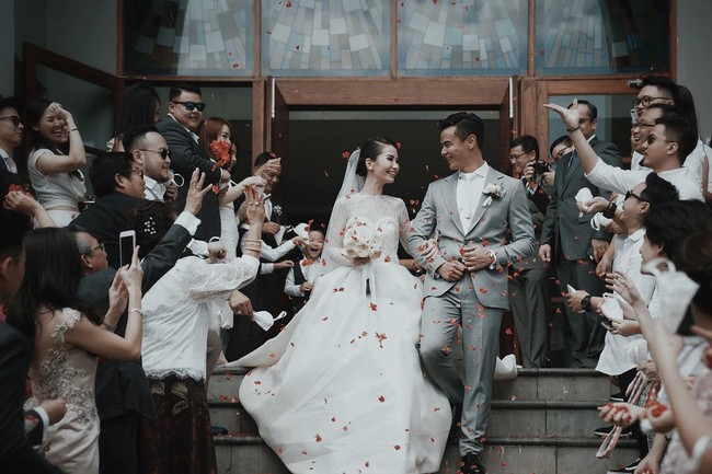 Finally, this is it. Hari yang telah ditunggu. Satu hari yang paling penting dalam kehidupan kami berdua. Satu hari yang telah menguras tenaga, pikiran dan perasaan kami berdua selama kurang lebih setahun belakangan. Hari pernikahan kita. Satu babak baru dalam kehidupan kami sebagi pasangan. Dari yang tadinya orang asing, menjadi teman, dilanjutkan proses berpacaran, pertunangan, hingga akhirnya resmi disahkan menjadi suami dan istri,” demikian Dion Wiyoko dan Fiona menulis di blog mereka. Dan kini senyum bahagia sudah tersungging di bibir keduanya setelah sah menjadi suami dan istri. Foto: Dok. Nomina Pics