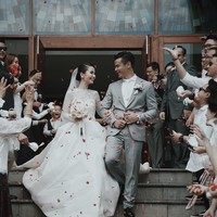 Finally, this is it. Hari yang telah ditunggu. Satu hari yang paling penting dalam kehidupan kami berdua. Satu hari yang telah menguras tenaga, pikiran dan perasaan kami berdua selama kurang lebih setahun belakangan. Hari pernikahan kita. Satu babak baru dalam kehidupan kami sebagi pasangan. Dari yang tadinya orang asing, menjadi teman, dilanjutkan proses berpacaran, pertunangan, hingga akhirnya resmi disahkan menjadi suami dan istri,” demikian Dion Wiyoko dan Fiona menulis di blog mereka. Dan kini senyum bahagia sudah tersungging di bibir keduanya setelah sah menjadi suami dan istri. Foto: Dok. Nomina Pics