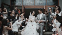 Sebelum menggelar pernikahan, keduanya diketahui mengadakan prosesi tradisi perkenalan keluarga masing-masing di Surabaya. Foto: Dok. Nomina Pics