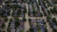 Rumah-rumah terlihat terendam air banjir di Northwest Houston. (Dok. REUTERS/Adrees Latif)