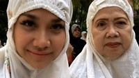 Selain bersama suami dan anaknya, Bunga Citra Lestari merayakan Idul Fitri bersama ibunda. Foto: Instagram Bunga Citra Lestari