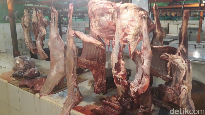 Daging sapi di hari raya Idul Adha dijual dengan harga normal Rp 120.000/kg