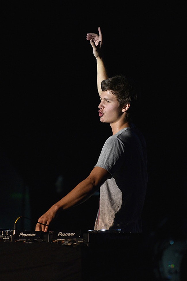 Tidak banyak yang tahu kalau Ansel Elgort juga seorang DJ. Inilah gayanya saat menjadi DJ dengan nama panggung Ansolo. Foto: Dok. Getty Images