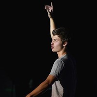 Tidak banyak yang tahu kalau Ansel Elgort juga seorang DJ. Inilah gayanya saat menjadi DJ dengan nama panggung Ansolo. Foto: Dok. Getty Images