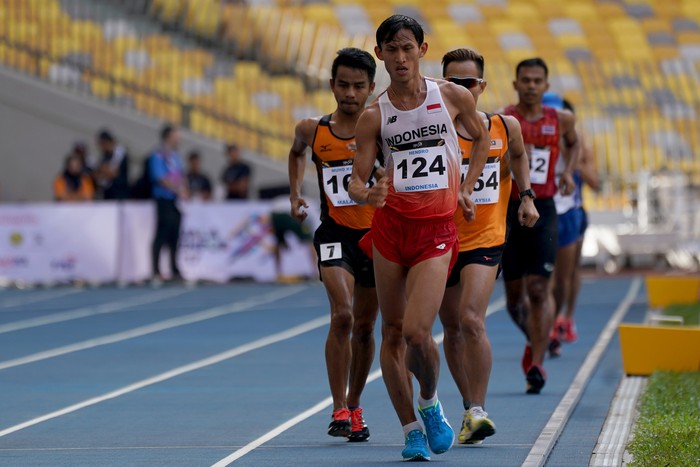 Atlet jalan cepat Indonesia, Hendro, melakukan selebrasi setelah memasuki garis finis pada final jalan cepat 20.000 meter putra SEA Games XXIX di Stadion Bukit Jalil, Kuala Lumpur, Malaysia, Selasa (22/8). Hendro berhasil menyabet emas dengan catatan waktu satu jam 32 menit 11 detik. ANTARA FOTO/Sigid Kurniawan/kye/17.
