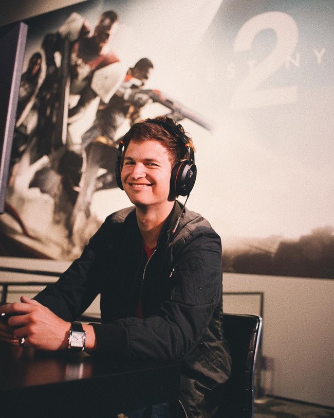 Selain jago akting, Ansel Elgort ternyata juga piawai bernyanyi. Dia pun kerap mengunggah video dirinya menyanyikan sederet lagu populer.  Foto: Dok. Instagram