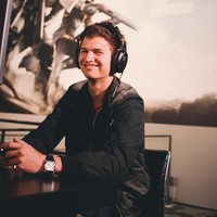 Selain jago akting, Ansel Elgort ternyata juga piawai bernyanyi. Dia pun kerap mengunggah video dirinya menyanyikan sederet lagu populer.  Foto: Dok. Instagram