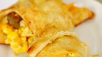Sejak berupa adonan, croissant diberi isi telur dan sosis kemudian dipanggang hingga kering mengembang. Tentu saja makin gurih mengenyangkan!Foto: Istimewa