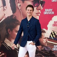 Darah seni sudah mengalir dalam diri Ansel Elgort. Ayahnya dan kakak perempuannya menjadi fotografer. Ibunya seorang penyanyi opera dan kakak laki-lakinya menjadi sutradara. Foto: Dok. Getty Images