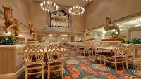 Restoran ini bertema dunia kerjaan ala film Cinderella. Ornamen dan desainnya pun sangat senada dengan warna cokelat muda yang mewah (Disney World)