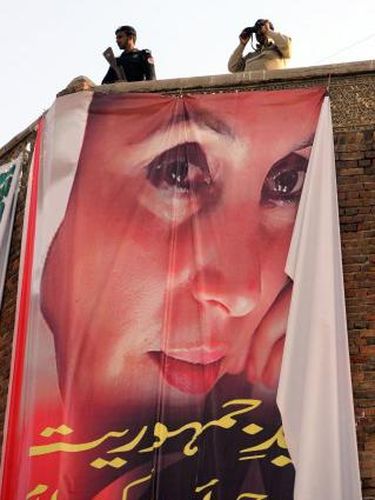 Banner yang dipasang pada peringatan lima tahun tewasnya mantan Perdana Menteri Pakistan Benazir Bhutto