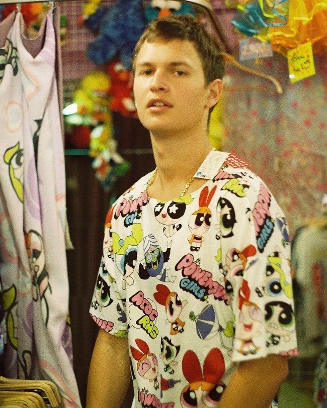Sehari-harinya, Ansel Elgort juga suka tampil playful dengan kaus bergambar. Cute banget ya. Foto: Dok. Instagram