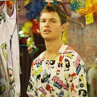 Sehari-harinya, Ansel Elgort juga suka tampil playful dengan kaus bergambar. Cute banget ya. Foto: Dok. Instagram