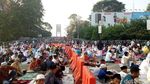 Saat Jemaah Salat Idul Adha Menyemut di Jembatan Ampera