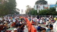 Kalau masyarakat Palembang sudah biasa solat disini (jembatan Ampera) dan pakai alas koran, karena kalau di masjid itu udah tidak muat lagi,” kata salah satu jemaah, Reza Fajri.