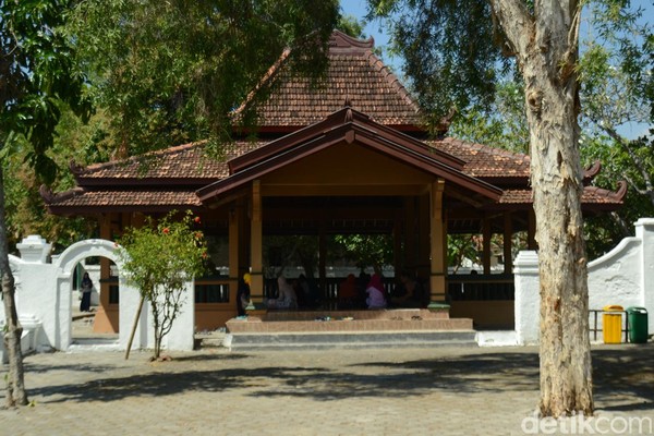 Makam Sunan Bonang berada di Jalan KH Mustain, Kelurahan Kutorejo, Kecamatan Tuban, Kabupaten Tuban, Jawa Timur. Makamnya berada di dalam pendopo. Sunan Bonang merupakan anak dari Sunan Ampel. (Arif Syaefudin/detikcom) Makam Sunan Bonang berada di Jalan KH Mustain, Kelurahan Kutorejo, Kecamatan Tuban, Kabupaten Tuban, Jawa Timur. Makamnya berada di dalam pendopo. Sunan Bonang merupakan anak dari Sunan Ampel. (Arif Syaefudin/detikcom)