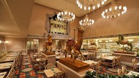 Mulai dari lampu, kursi, meja hingga hiasan kuda-kudaan pun ada di restoran ini. Kesan mewah pun terasa saat pertama kali masuk ke dalamnya (Disney World)