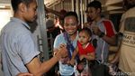 Warga Antre Pembagian Daging Kurban