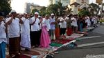 Foto: Umat Islam Salat Idul Adha di Jalanan Kawasan Jatinegara