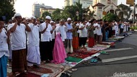 Hari ini umat muslim secara serentak merayakan Hari Raya Idul Adha 1438 H.