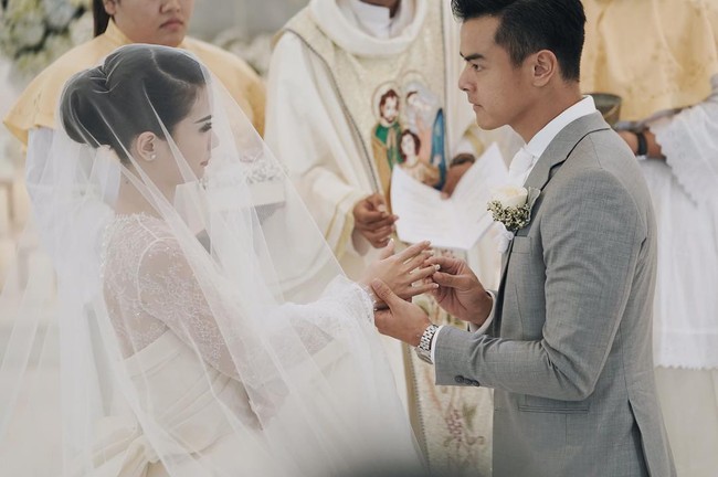 Dion Wiyoko dan Fiona mengucap janji sehidup semati di Gereja Santo Fransiskus Xaverius Bali. Foto: Dok. Instagram Bride Story/Nomina Pics