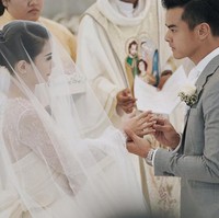 Dion Wiyoko dan Fiona mengucap janji sehidup semati di Gereja Santo Fransiskus Xaverius Bali. Foto: Dok. Instagram Bride Story/Nomina Pics