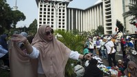 Usal salat Idul Adha, jemaah asyik berswafoto dengan tongsis  (Foto: ANTARA FOTO/Rosa Panggabean)