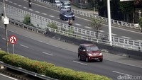 Tak tampak kepadatan kendaraan seperti hari-hari biasa.