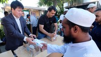 Setelah salat Idul Adha, jemaah mendapatkan susu dan roti gratis.
