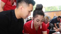 Indra pun langsung membantu Nikita untuk memotong. Foto: Palevi/detikHOT