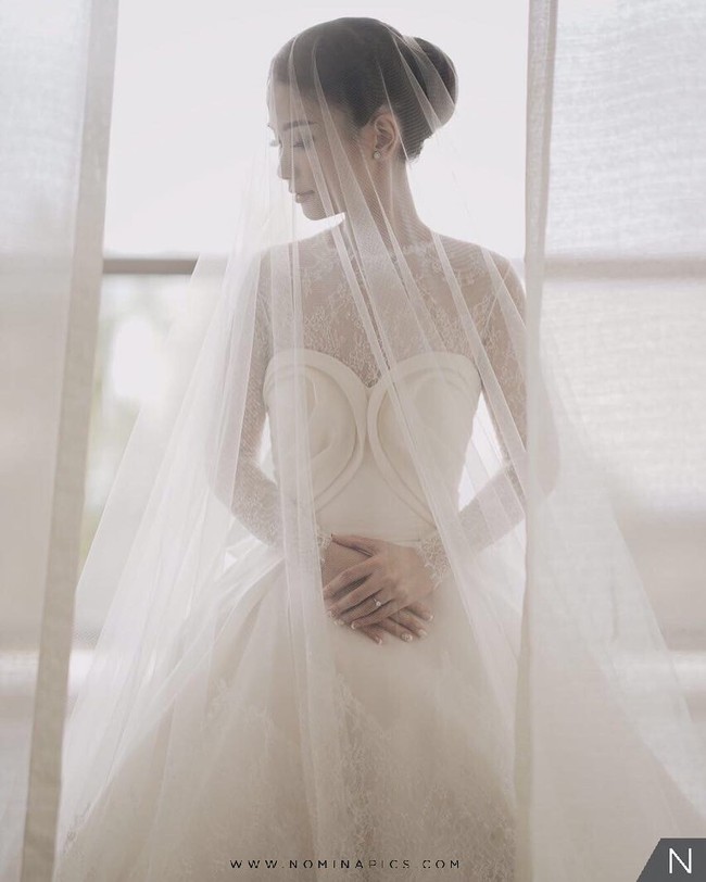 Fiona Anthony, sang mempelai wanita, tampil dengan gaun pengantin indah rancangan Hian Tjen. Foto: Dok. Instagram The Brides Best Friend/Nomina Pics