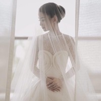 Fiona Anthony, sang mempelai wanita, tampil dengan gaun pengantin indah rancangan Hian Tjen. Foto: Dok. Instagram The Brides Best Friend/Nomina Pics