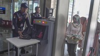 Keluarga tahanan KPK ada yang membawa aneka makanan hingga jajanan pasar (Foto: ANTARA FOTO/Hafidz Mubarak)