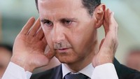 Bashar al-Assad saat ikut salat Idul Adha. Hadirnya Assad di depan publik ini menjadi kemunculan langka. Foto: SANA/Handout via REUTERS