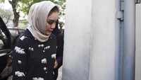 Bunda Sitha tampak memakai kemeja hitam dan kerudung cokelat (Foto: ANTARA FOTO/Hafidz Mubarak)