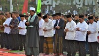 Kehadiran Jokowi di Sukabumi saat Idul Adha ini mengulang hal yang dilakukan oleh Presiden ke-1 RI, Sukarno. Pada tahun 1952, Sukarno berbaur bersama ribuan masyarakat Kota Sukabumi menjalankan Salat Idul Adha (Foto: Fotografer Presiden, Agus Suparto)
